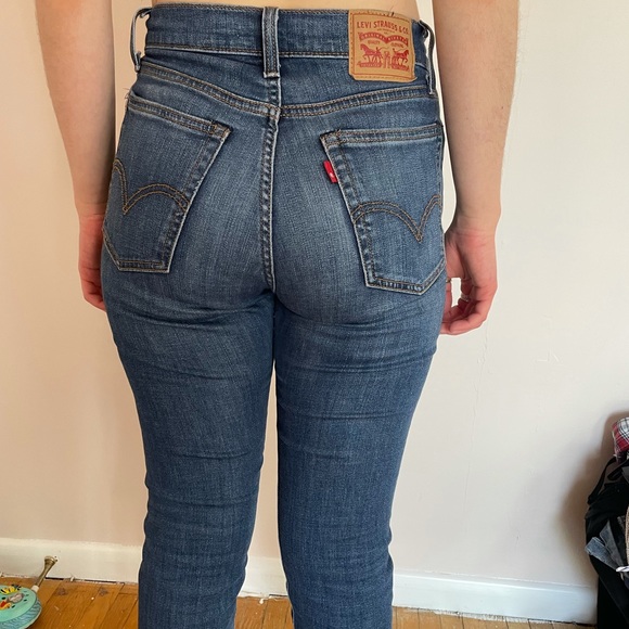 Beautiful straight Levi’s, dark denim. Perfect for work and petite girls!! - Picture 4 of 4